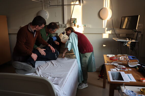 Des étudiants examinent la présence de blessure dorsale sur un patient.