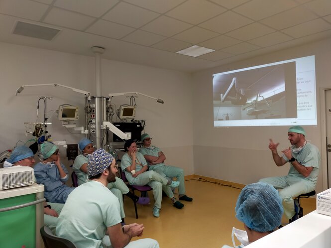 Chaque simulation fait l'objet d'un débriefing détaillé mené par un formateur.