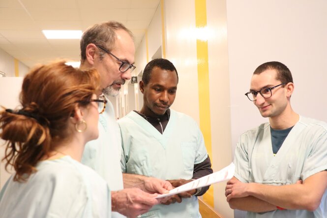 <strong>Briefing avant simulation</strong> <br> <em>Le formateur attribue leurs rôles aux étudiants et leur donne le contexte de la simulation.</em> Briefing avant simulation