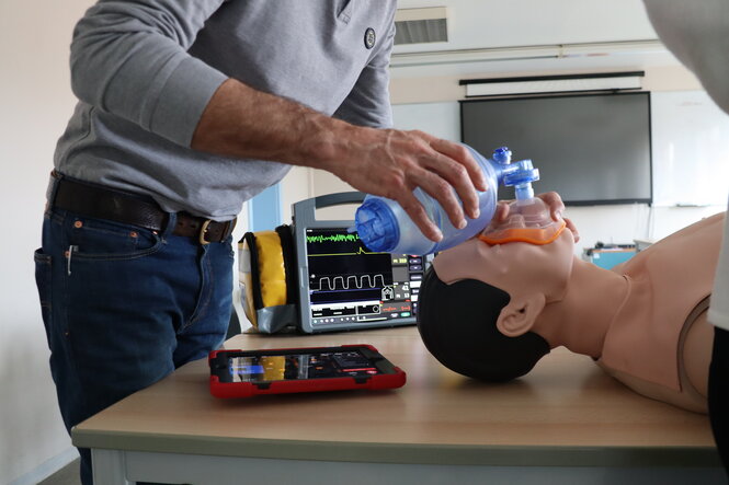 <strong>Mannequin ATLAS : essai de ventilation</strong> <br> <em>Dr Mahoudeau positionne un appareil de ventilation sur le mannequin ATLAS.</em> ATLAS_VAS