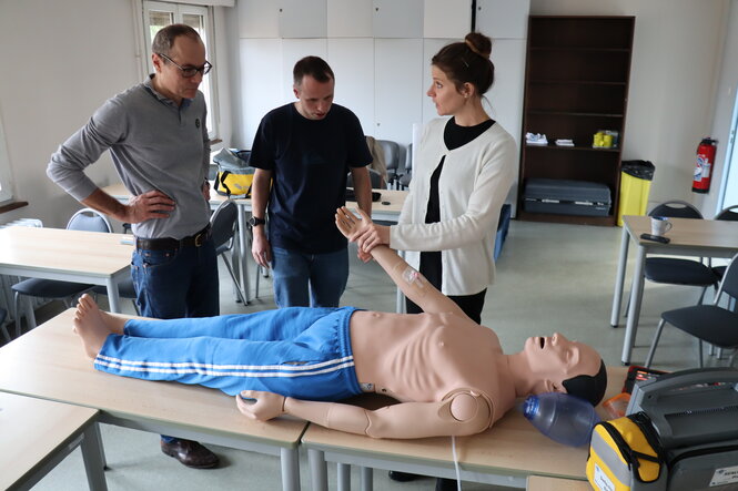 <strong>Présentation du mannequin ATLAS</strong> <br> <em>Mme Fernier présente le mannequin ATLAS à Dr Mahoudeau et M. Gasia.</em> ATLAS_Presentation-mannequin1