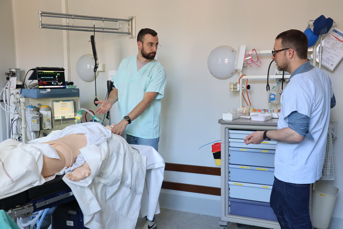 <em>Un médecin anesthésiste, complice de la simulation, reçoit les informations et instructions de l'étudiant évalué.</em> Echange avec un formateur AR