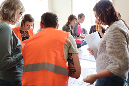 <strong>Travail de groupe autour d'une simulation sur table</strong> Travail de groupe autour d'une simulation sur table