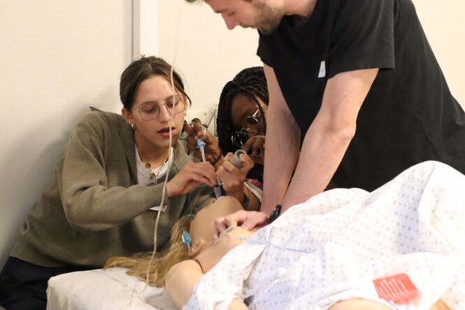 <strong>Réanimation d'une femme enceinte</strong> <br> <em>Un apprenant pratique le massage cardiaque sur un mannequin de femme enceinte.</em> Réanimation d'une femme enceinte