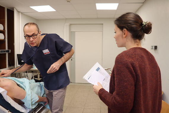 Une étudiante doit former à la prise en charge d'un patient inconscient.