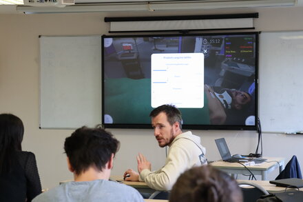 <strong>Présentation d'HemoSims : commande de produits</strong> <br> <em>Les participants tentent de déterminer les quantités de produits sanguins à commander dès l'arrivée sur le lieu d'intervention.</em> Présentation d'HemoSims : commande de produits