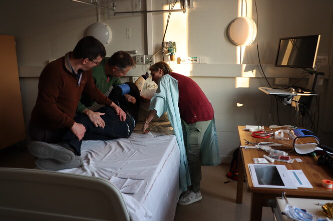 <strong>Exercice de formation aux gestes techniques</strong> Des étudiants examinent la présence de blessure dorsale sur un patient.