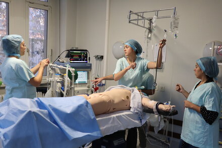 <strong>Simulation pleine échelle au bloc opératoire</strong> <br> <em>Les apprenants sont mis en situation de cas critique en bloc opératoire grâce à un mannequin monitoré à distance.</em> Simulation pleine échelle au bloc opératoire