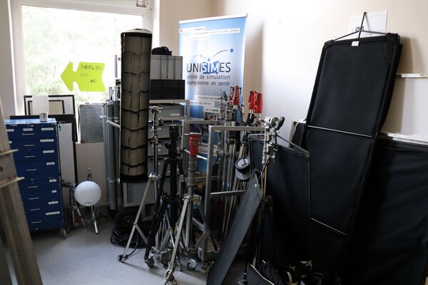 Matériel cinéma sur le palier de l'UNISIMES