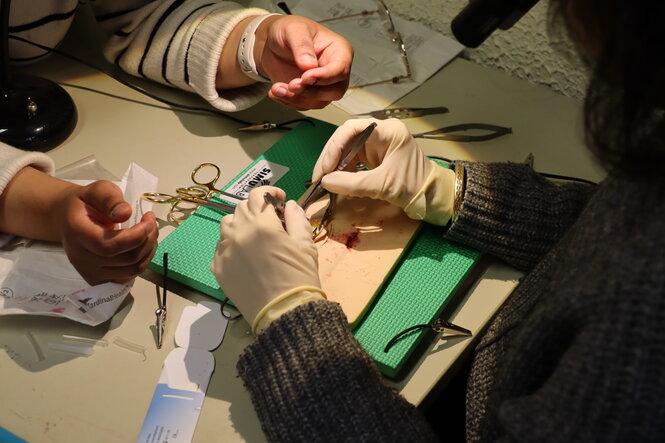 <strong>Entraînement aux sutures</strong> Entraînement aux sutures