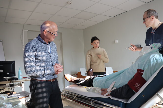 <strong>Exercice de simulation</strong> Un étudiant doit former à la prise en charge d'un patient inconscient.