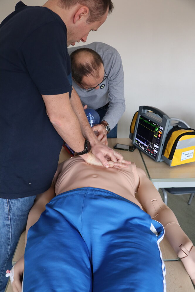 <strong>Mannequin ATLAS : essai massage cardiaque</strong> <br> <em>M. Gasia effectue un massage cardiaque sur le mannequin ATLAS.</em> ATLAS_ACR