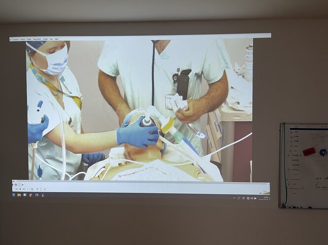 Grâce au matériel audiovisuel déployé par l'UNISIMES, la simulation est retransmise en directe pour les participants observateurs.