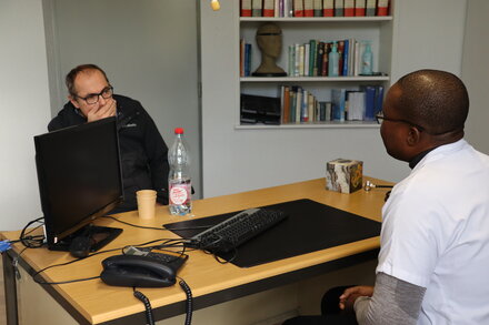 <strong>Jeu de rôle : entretien patient</strong> <br> <em>Un participant est mis en situation d'annonce difficile face à un patient interprété par un formateur.</em> Jeu de rôle : entretien patient