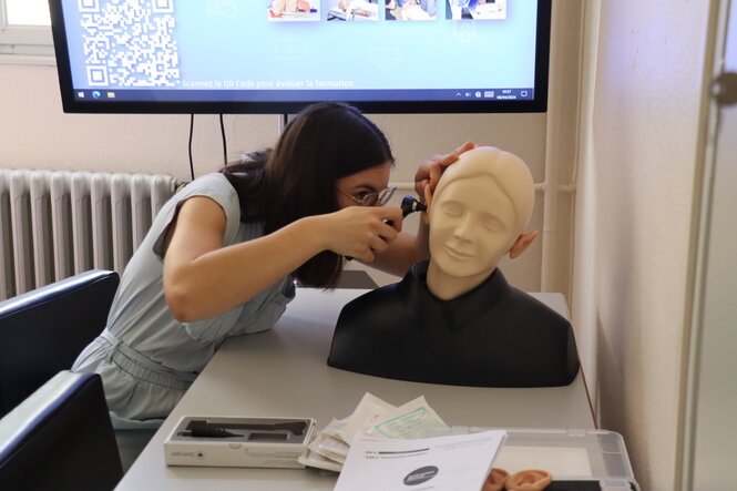 Entraînement sur l'atelier d'examen ORL