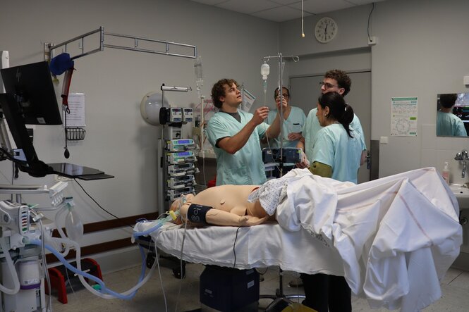 <strong>Installation en salle d'opération</strong> <br> <em>Les apprenants découvrent leur patient au bloc et font les vérifications d'usage.</em> Installation en salle d'opération