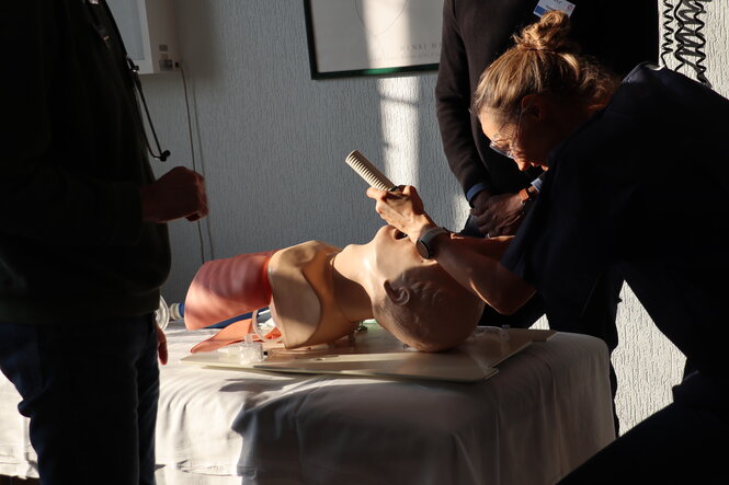 <strong>Exercice de formation aux gestes techniques</strong> Un étudiant doit former à l'intubation spécifique aux ATLS-ATCN.