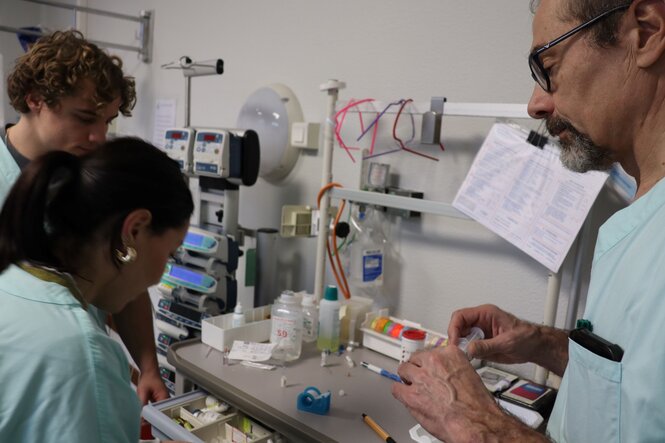 <strong>Vérification du chariot d'anesthésie</strong> <br> <em>Le matériel d'anesthésie est passé en revue pendant la préparation du patient.</em> Vérification du chariot d'anesthésie