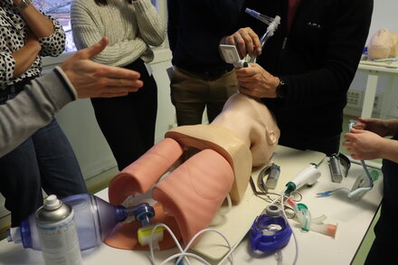 <strong>Geste technique : voies aériennes</strong> <br> <em>Les apprenants sont initiés aux gestes techniques de gestion des voies aériennes.</em> Geste technique : voies aériennes