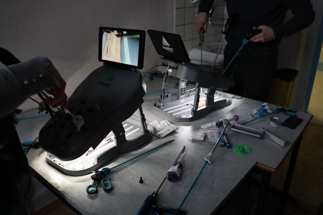 <strong>Entraînement à la coelioscopie sur les simulateurs Applied Medical</strong> Entraînement à la coelioscopie sur les simulateurs Applied Medical