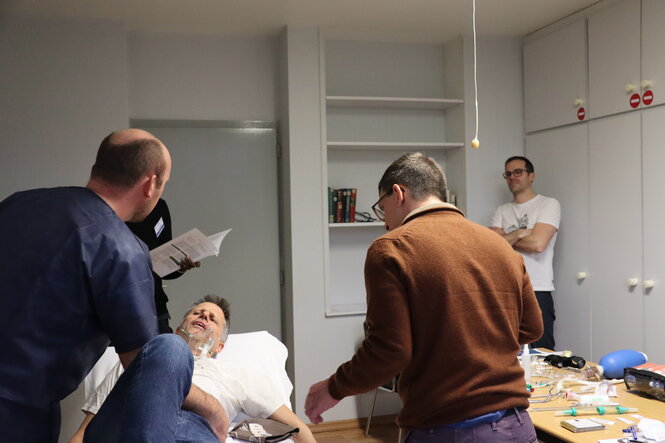 <strong>Exercice de simulation</strong> Un étudiant doit former à la prise en charge d'un patient souffrant.