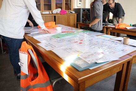 <strong>Travail de groupe autour d'une simulation sur table</strong> Travail de groupe autour d'une simulation sur table