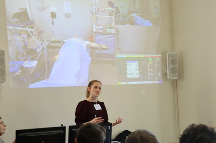 <strong>Debriefing de simulation au bloc</strong> <br> <em>La formatrice revient sur le déroulé de la simulation pour souligner les points positifs et axes d'amélioration.</em> Debriefing de simulation au bloc